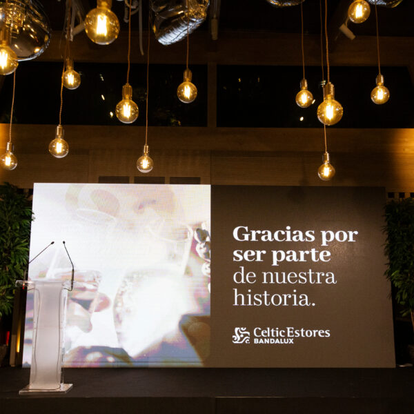Escenario con atril